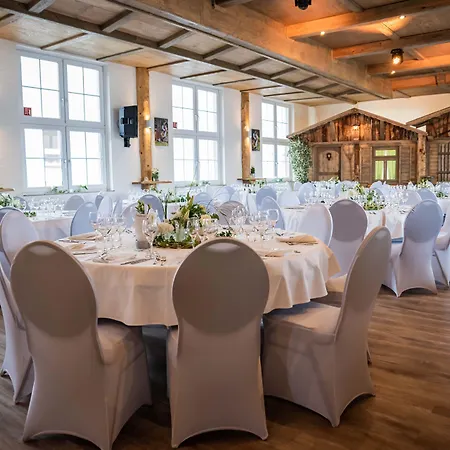 Värdshus Wirtshaus Zum Lowen 3*